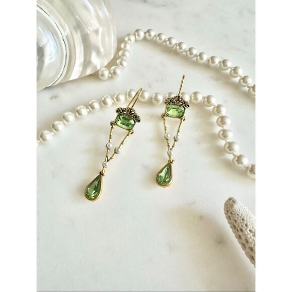Light green rhinestone Art Deco dangle earrings with faux pearl - Picture 2 of 3